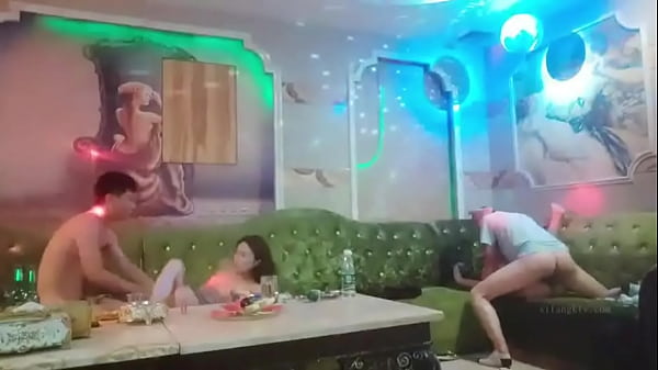 Thác loạn trong quán karaoke quá đỉnh