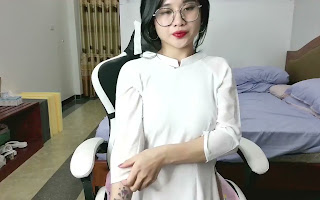 Clip hot Anna Gấu mặc áo dài móc bướm trên livestream