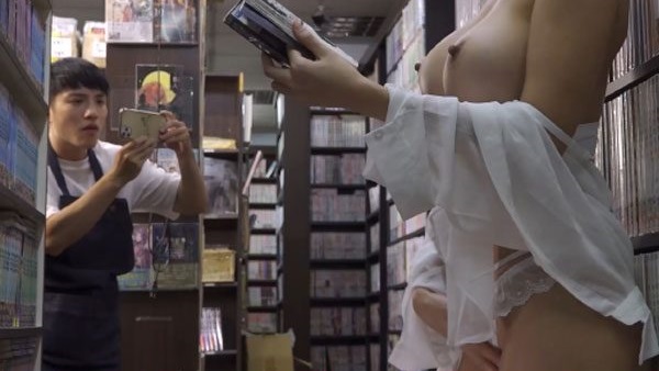 Em gái vú bự lén địt ngón trong tiệm sách – Phim Sex Vietsub